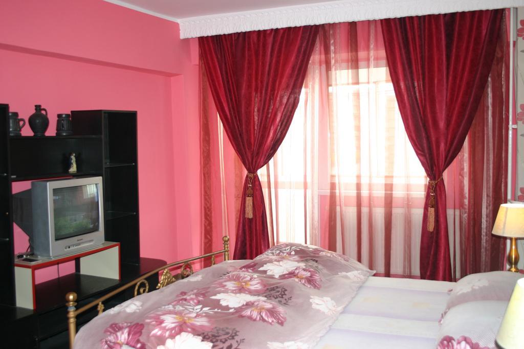 Appartamento Salonul Rosu Bacău Esterno foto
